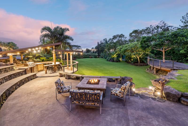 outdoor entertaining space at paina place on big island hawaii