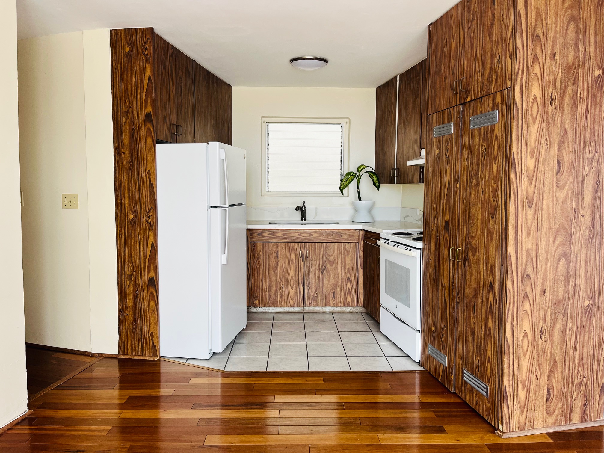 compact condo kitchen in kaimuki jade condo oahu