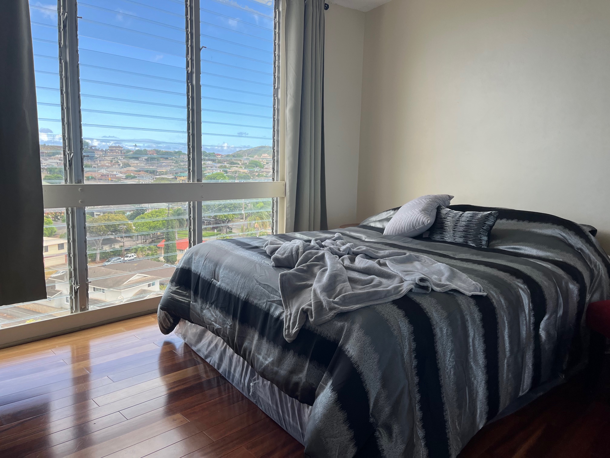 bedroom in kaimuki jade condo