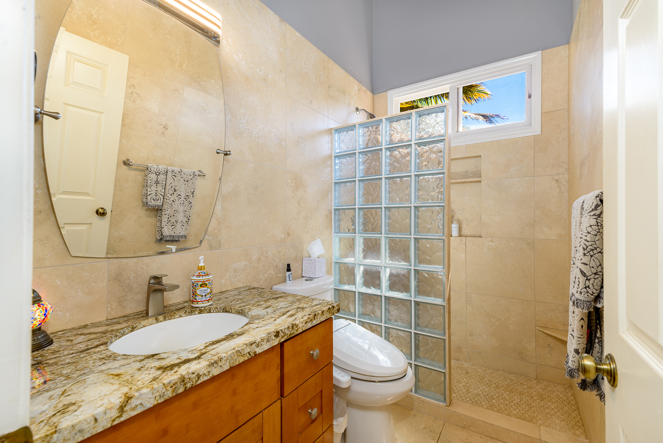 Paakea house bathroom