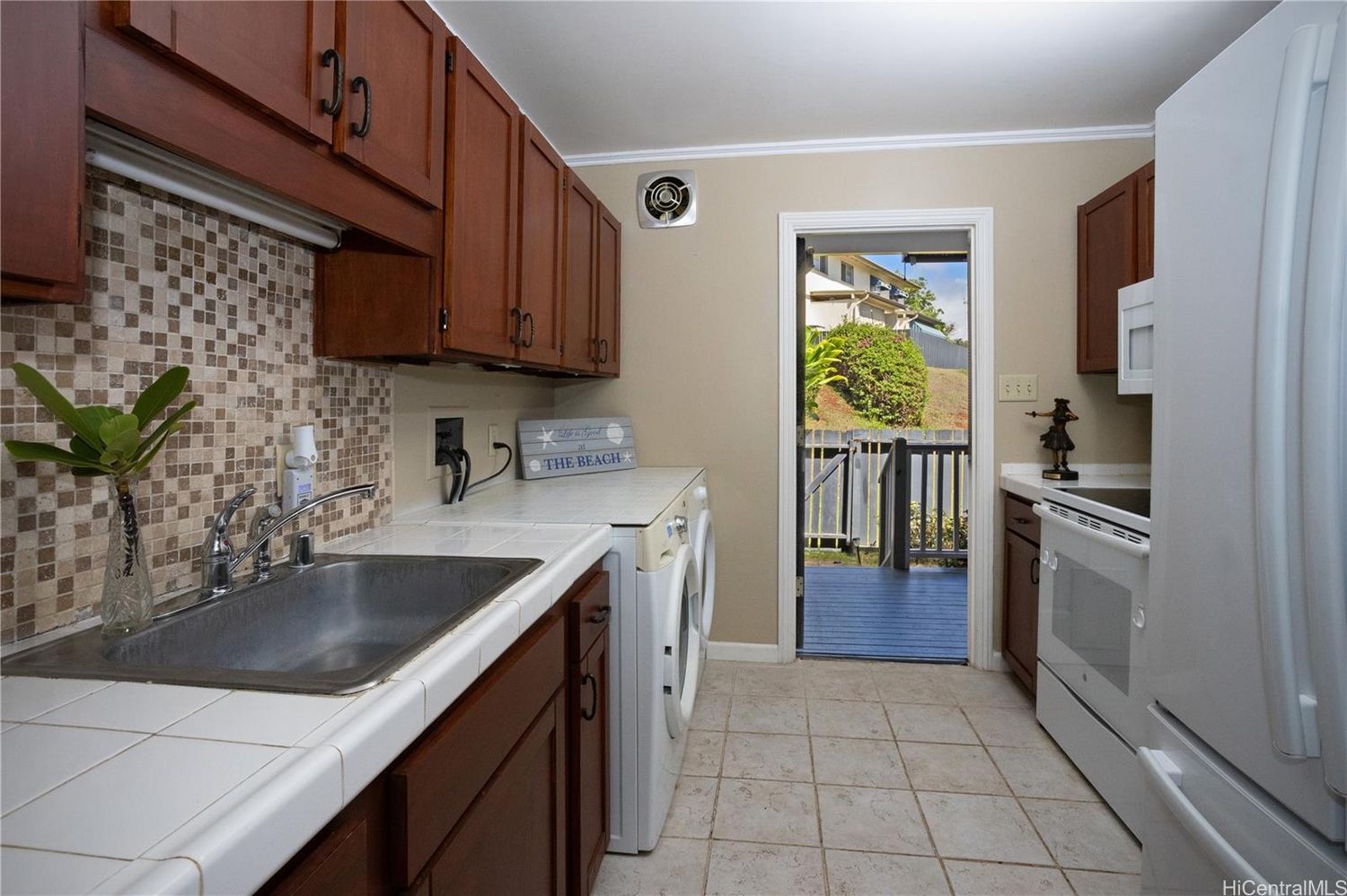 kitchen in oahu condo