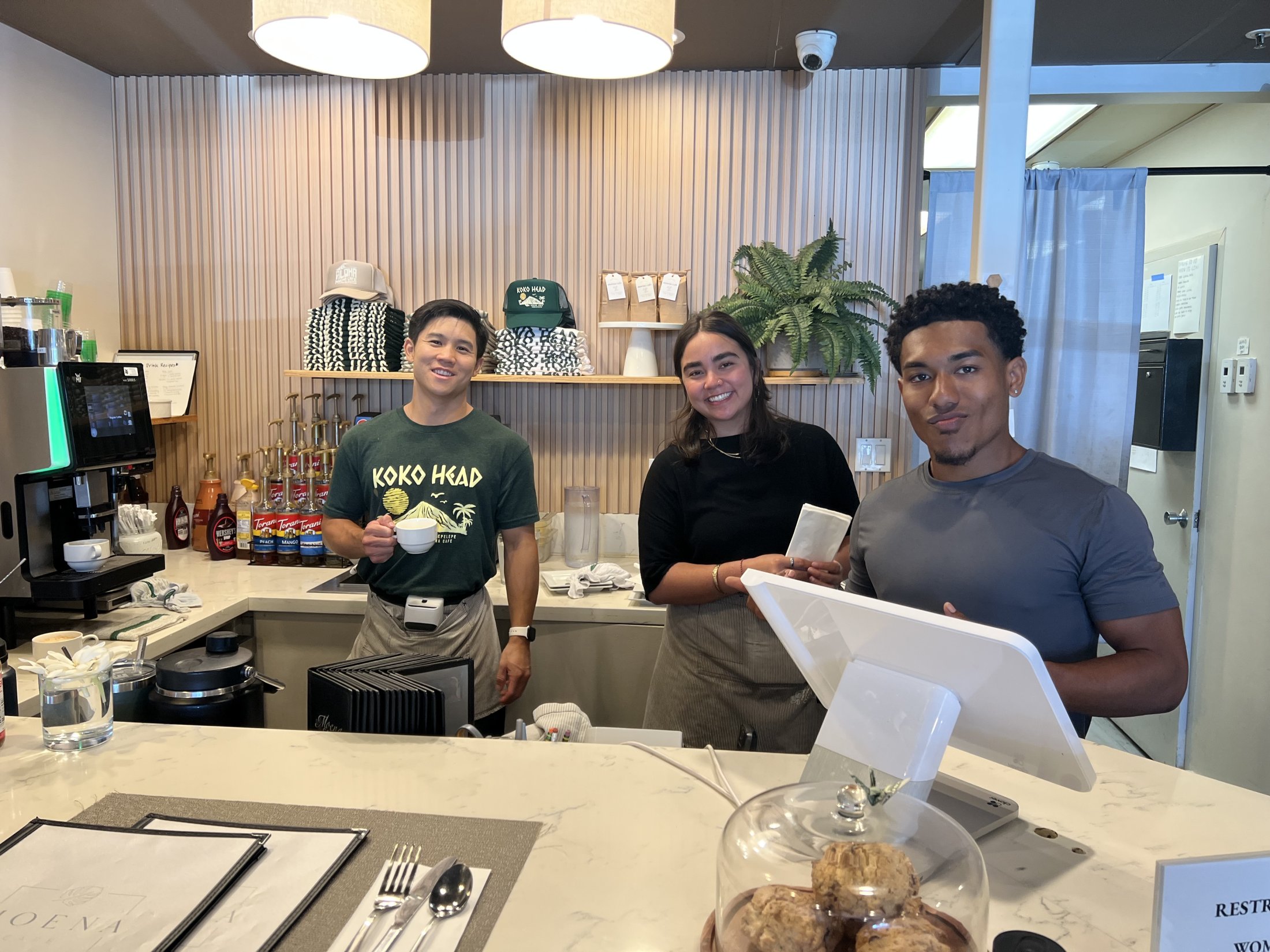 workers at moena cafe oahu