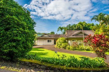 Holualoa house front yard
