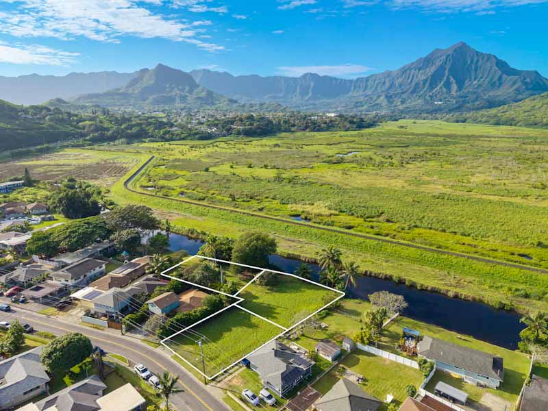 kailua lots with koolau mountains in background