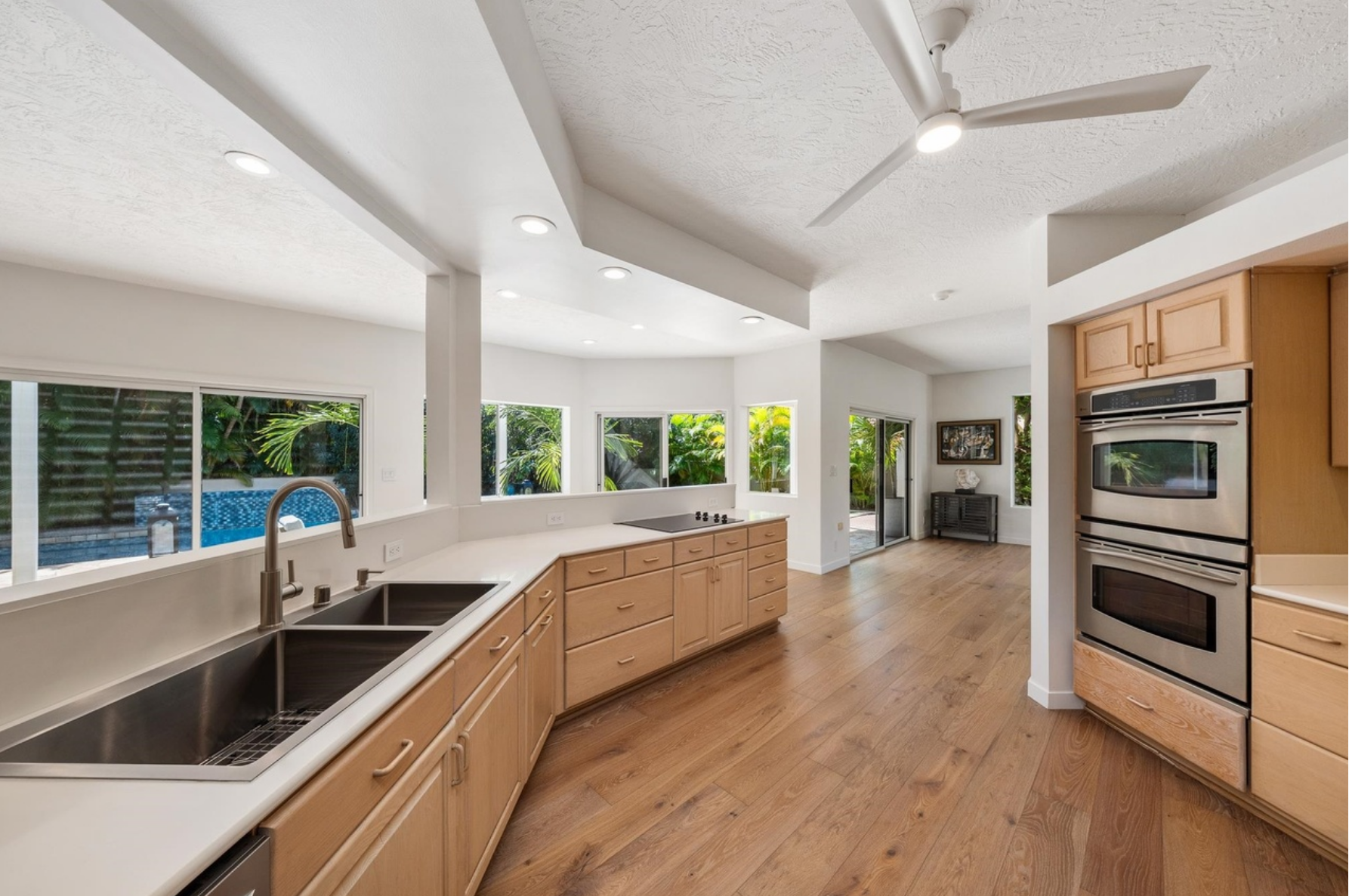 Spacious kitchen with double ovens