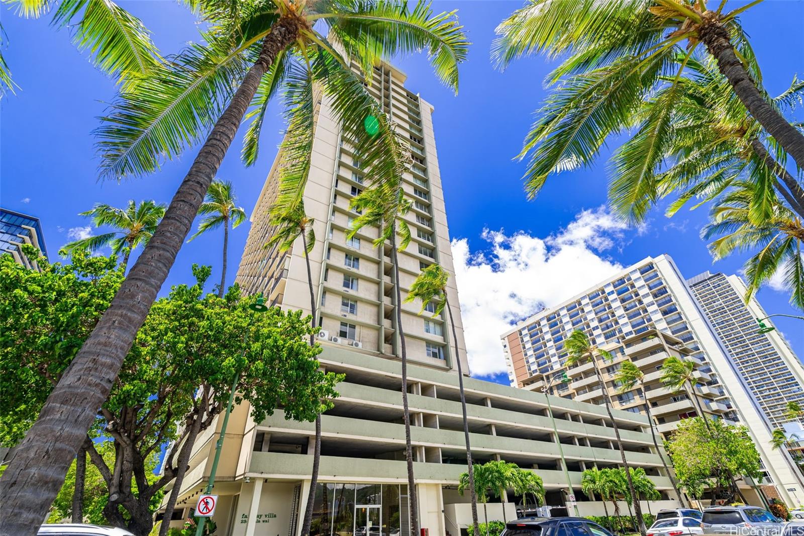 Fairway Villa condo building in Hawaii Kai Oahu