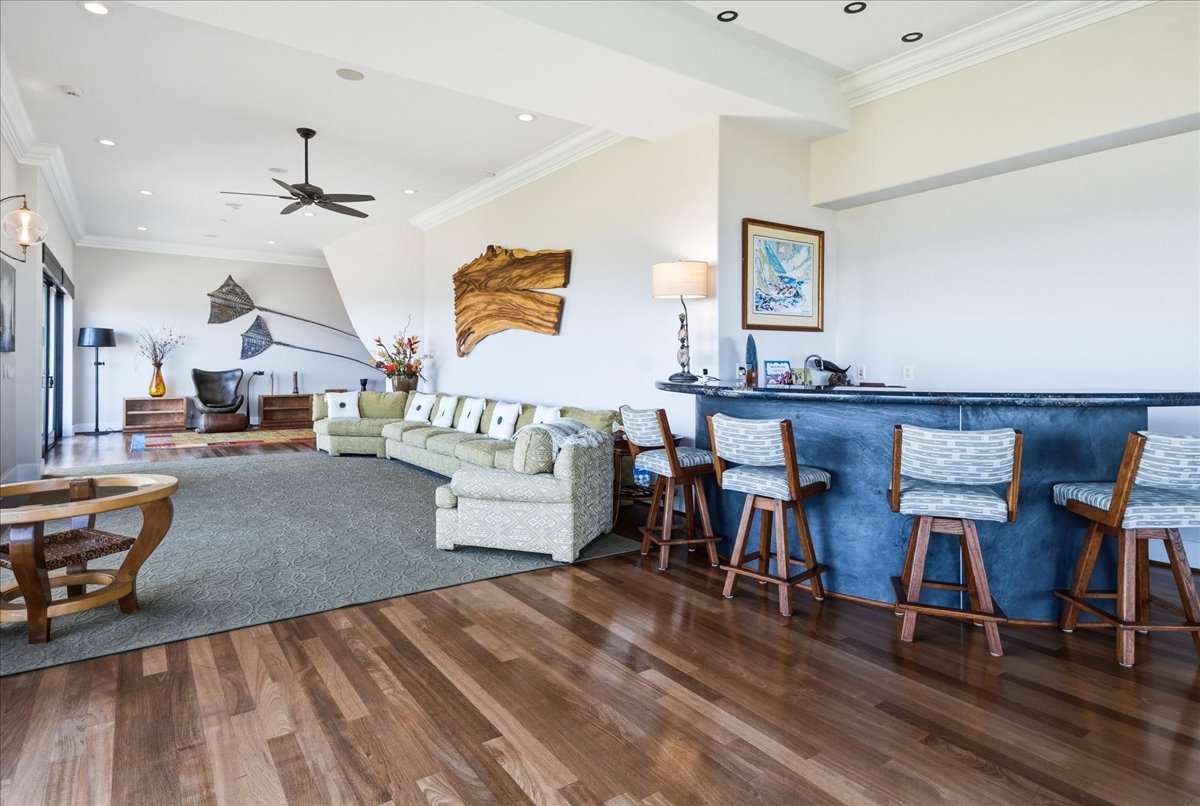 Secondary living space with lanai access