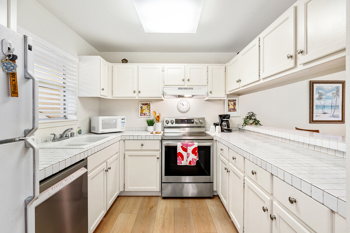 Big island condo kitchen