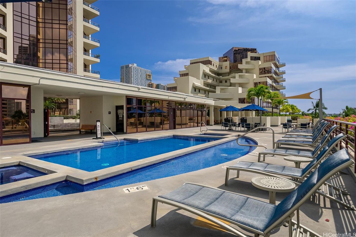 Condo pool in the heart of Kakaako
