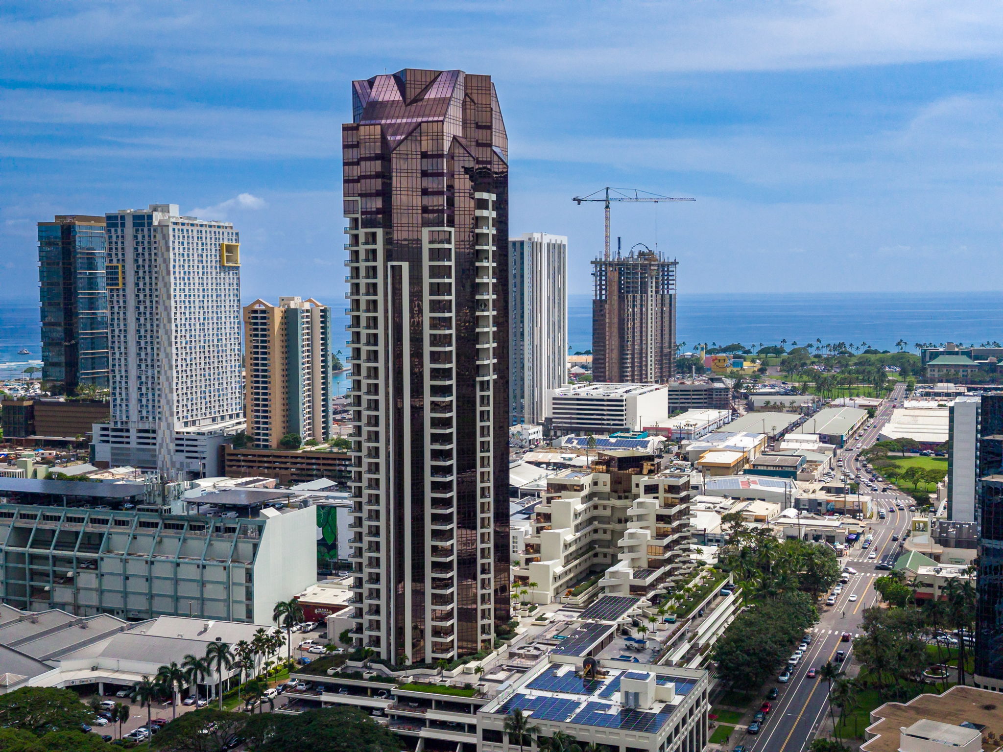 Honolulu Oahu city with ocean in background