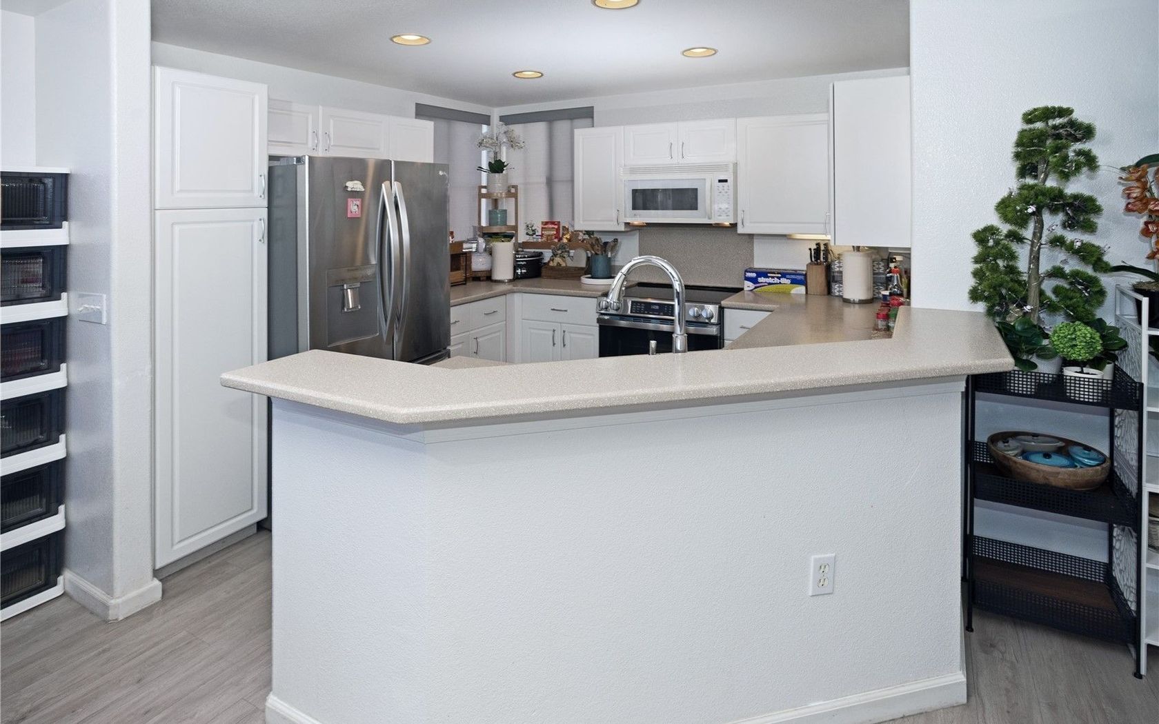 condo kitchen in hawaii kai oahu