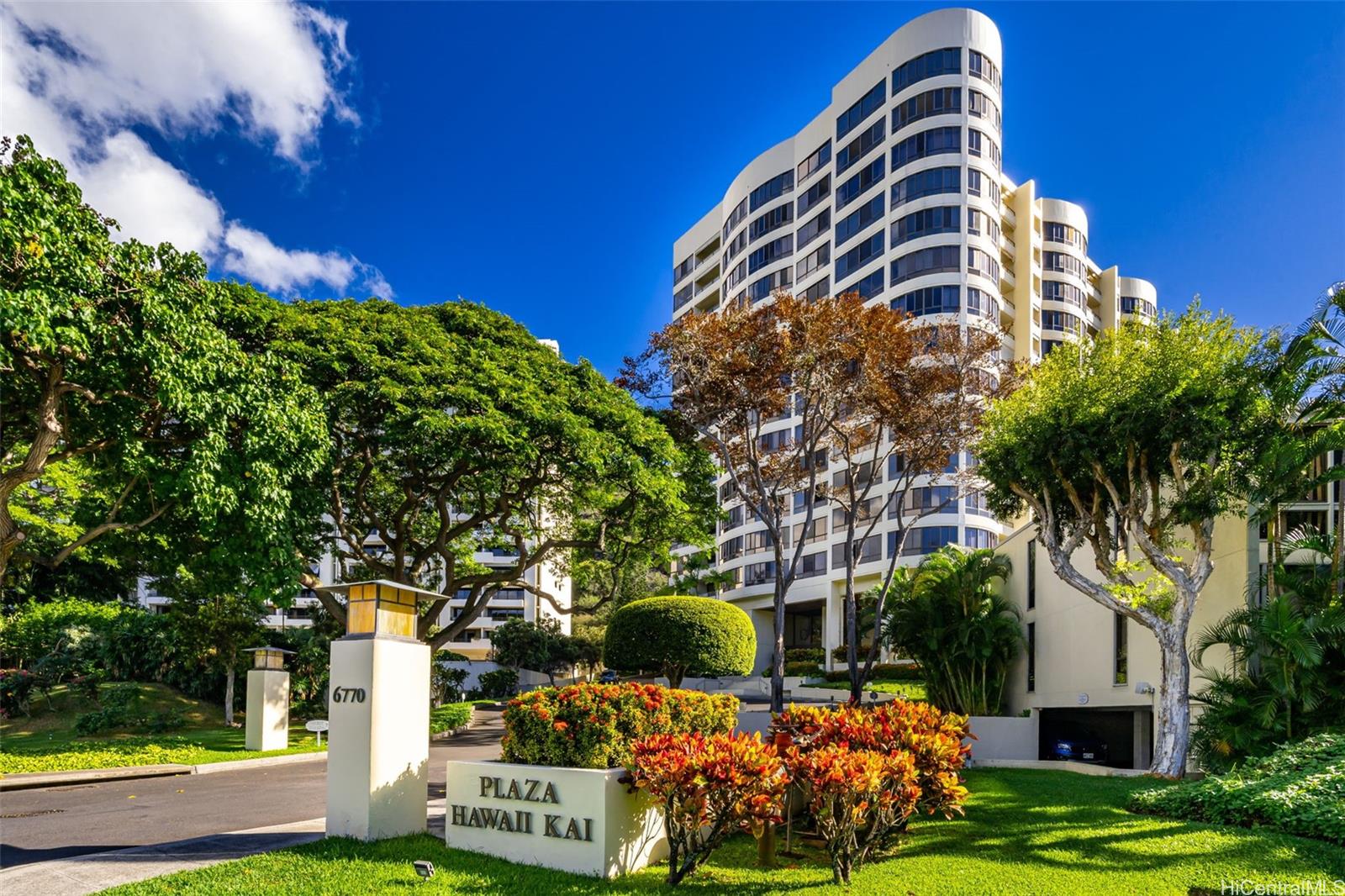 plaza hawaii kai exterior