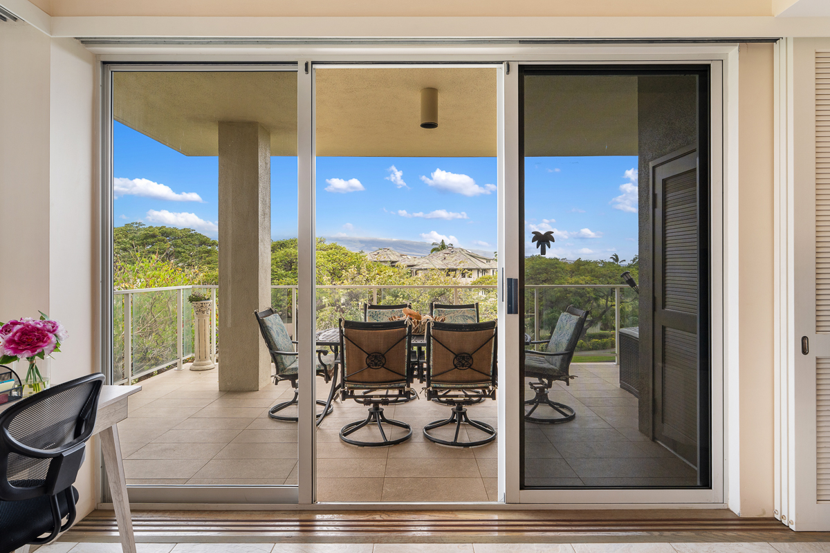 large covered lanai in vista waikoloa