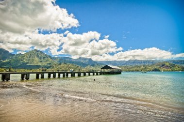 Hanalei Pier and Hanalei Bay with the North Shore mountains behind, Kauaʻi: north shore vs south shore Kauaʻi