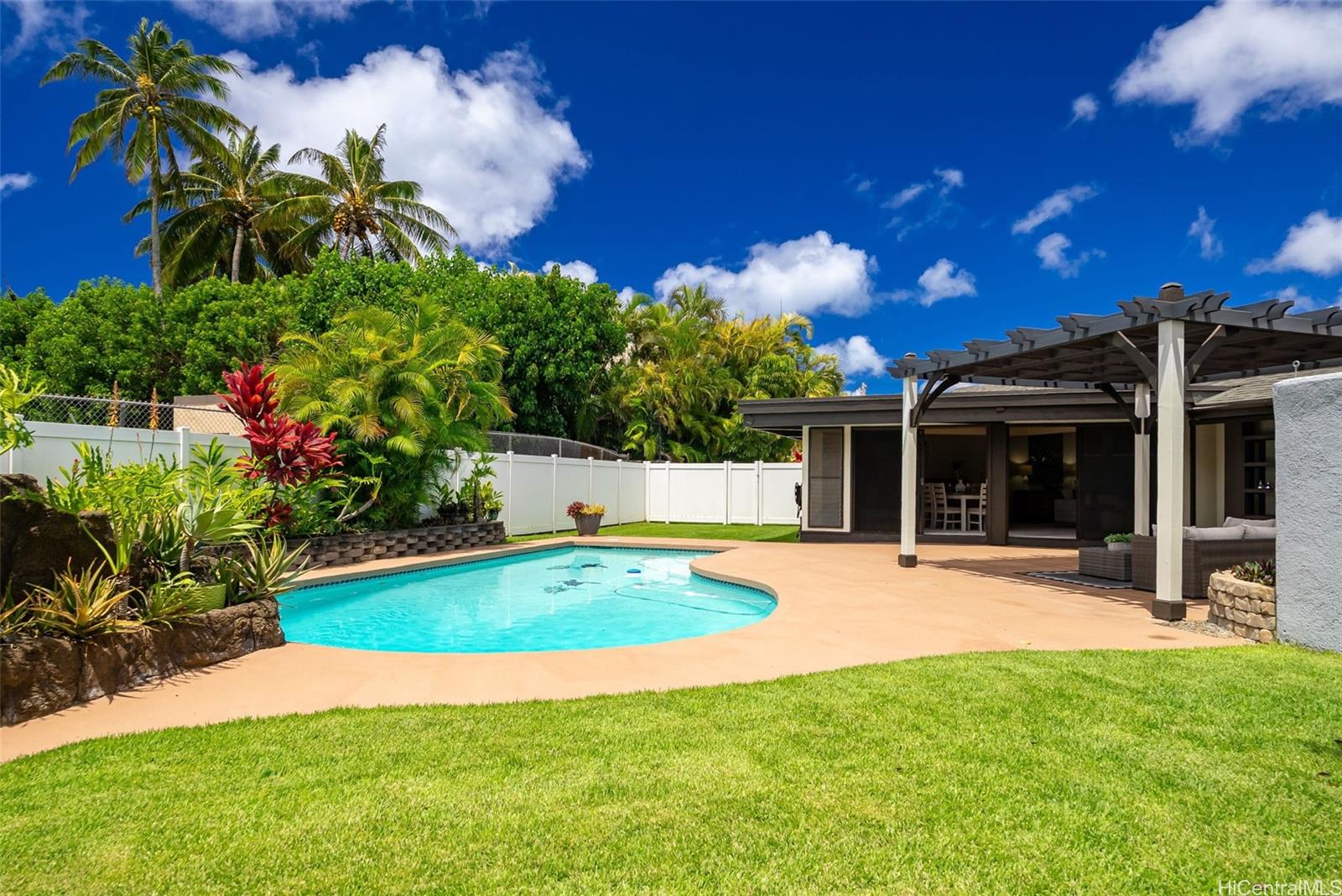 House with pool in Hawaii Kai