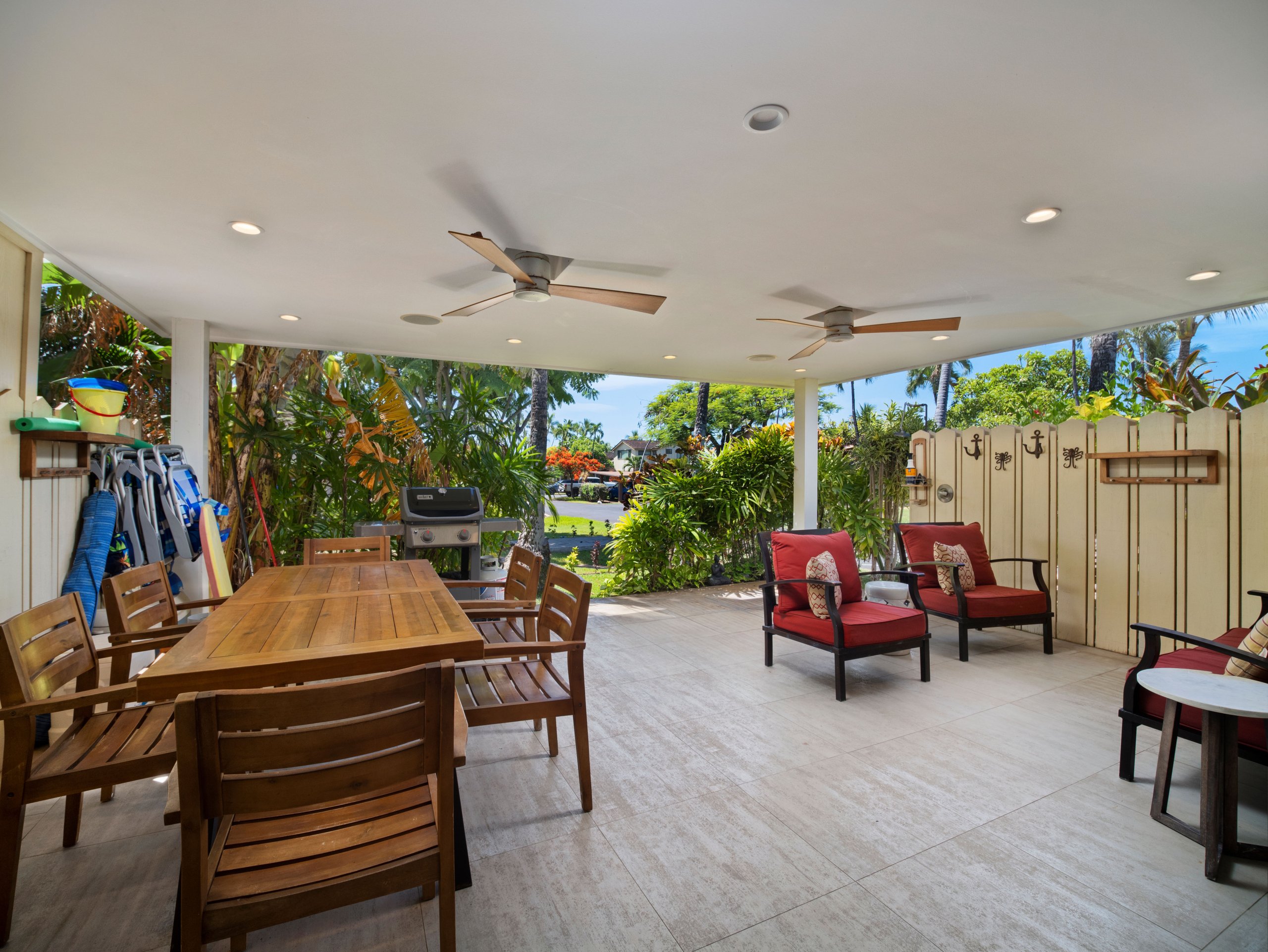 Large covered lanai with plenty of seating at Puamana townhome
