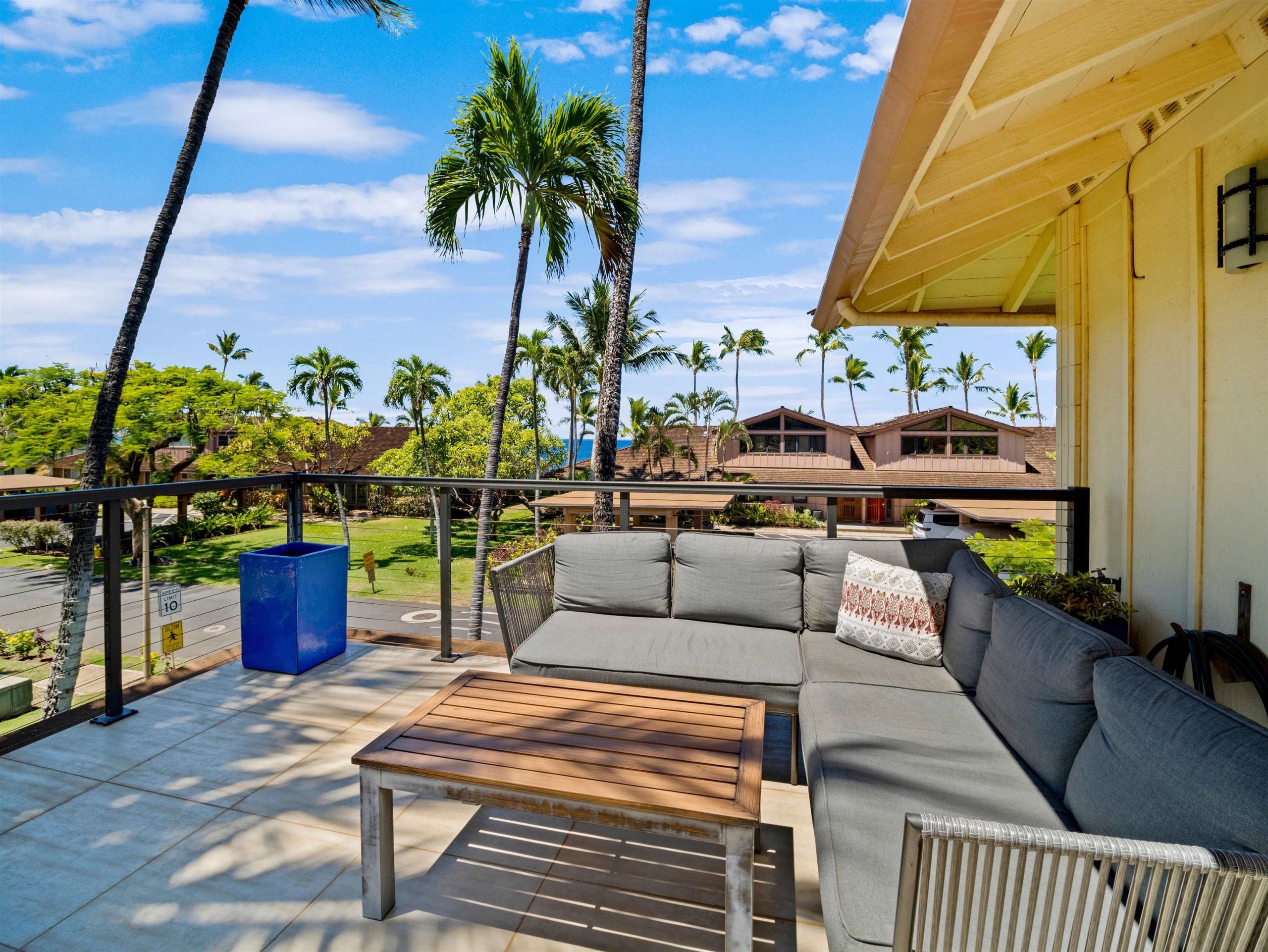 Large lanai at Puamana townhome for sale