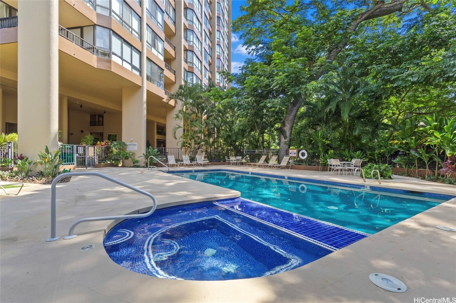 Community pool at Nuuanu Brookside condo in Honolulu Oahu