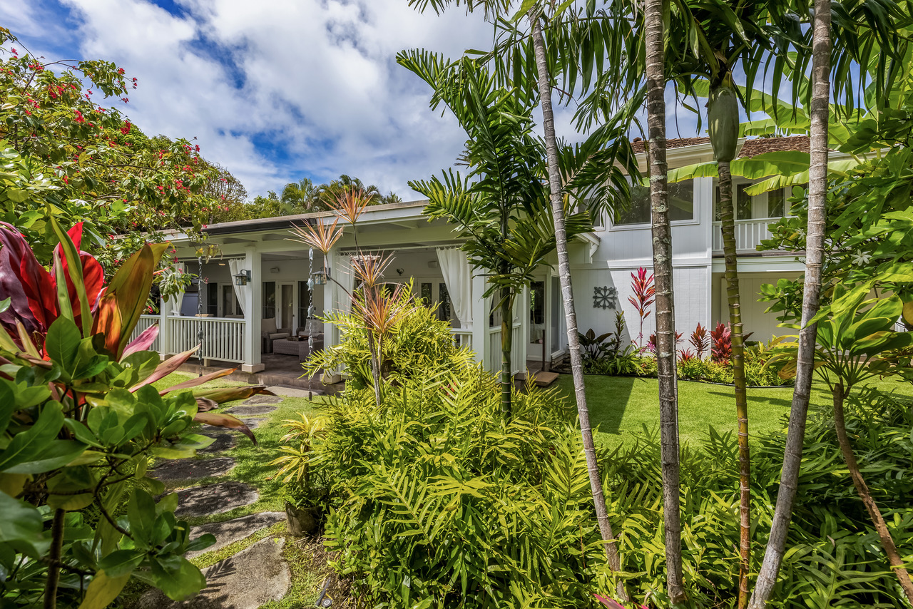 Lanikai Beach Plantation-Style Residence - Hawaii Real Estate