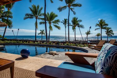 Backyard with pool and ocean view in Puako