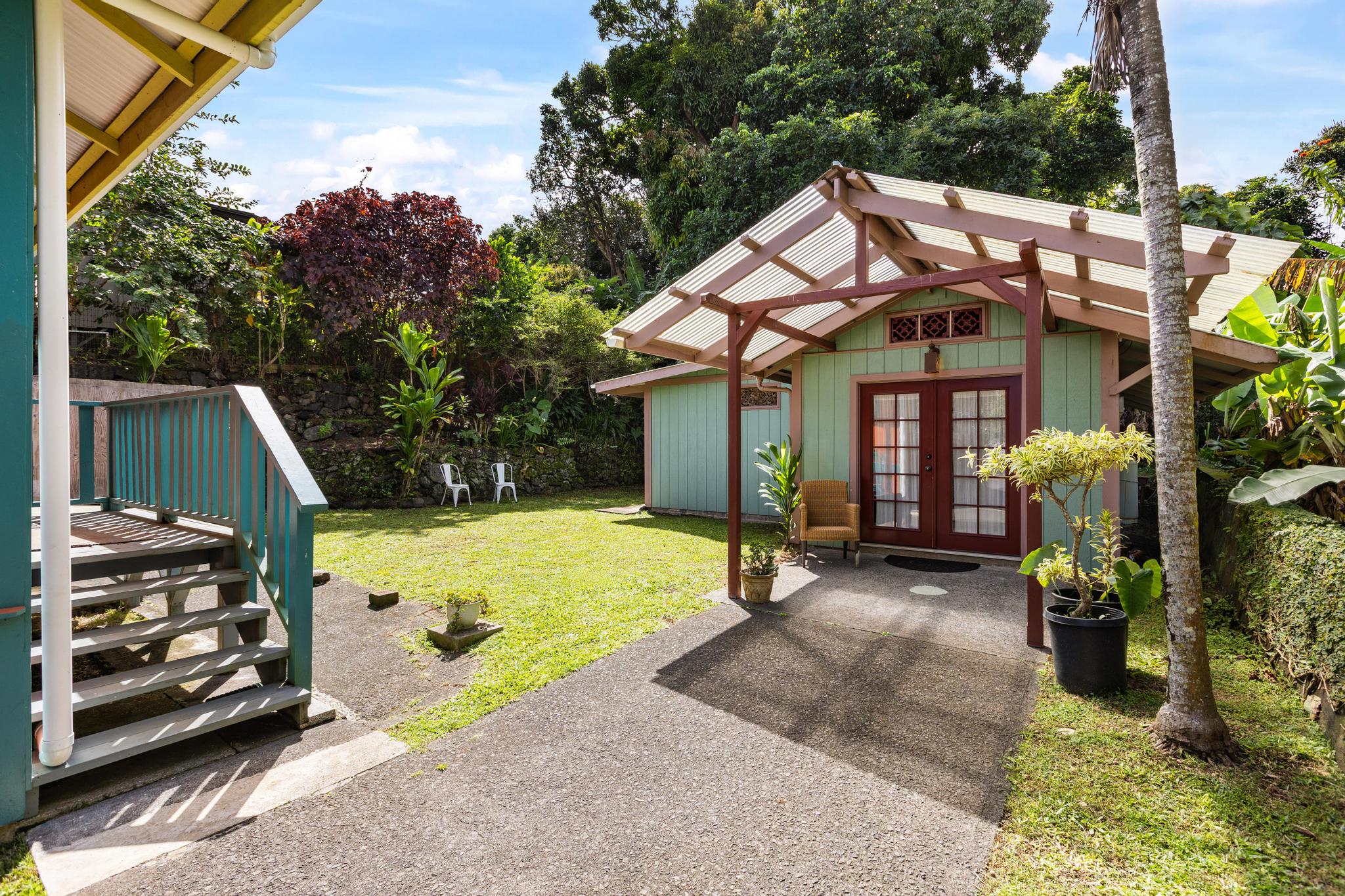 Studio/ ohana dwelling behind the main house